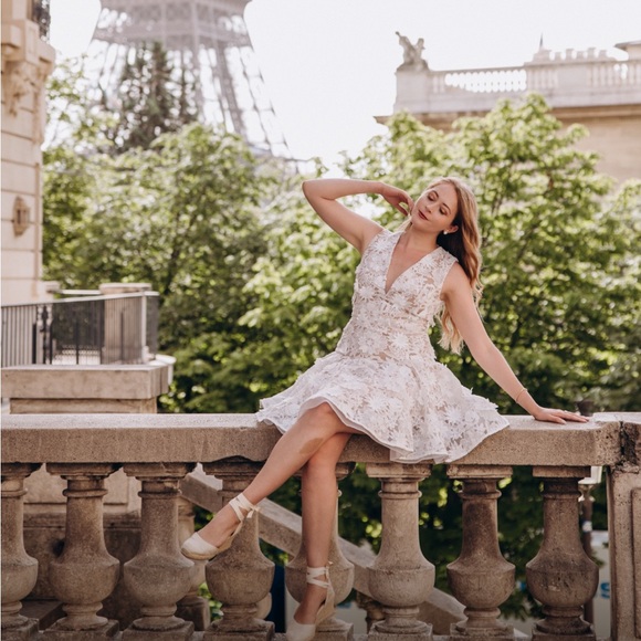 Bronx and Banco Dresses & Skirts - Bronx & Banco Mila Sleeveless Floral Appliqué White Lace Dress - Sz M